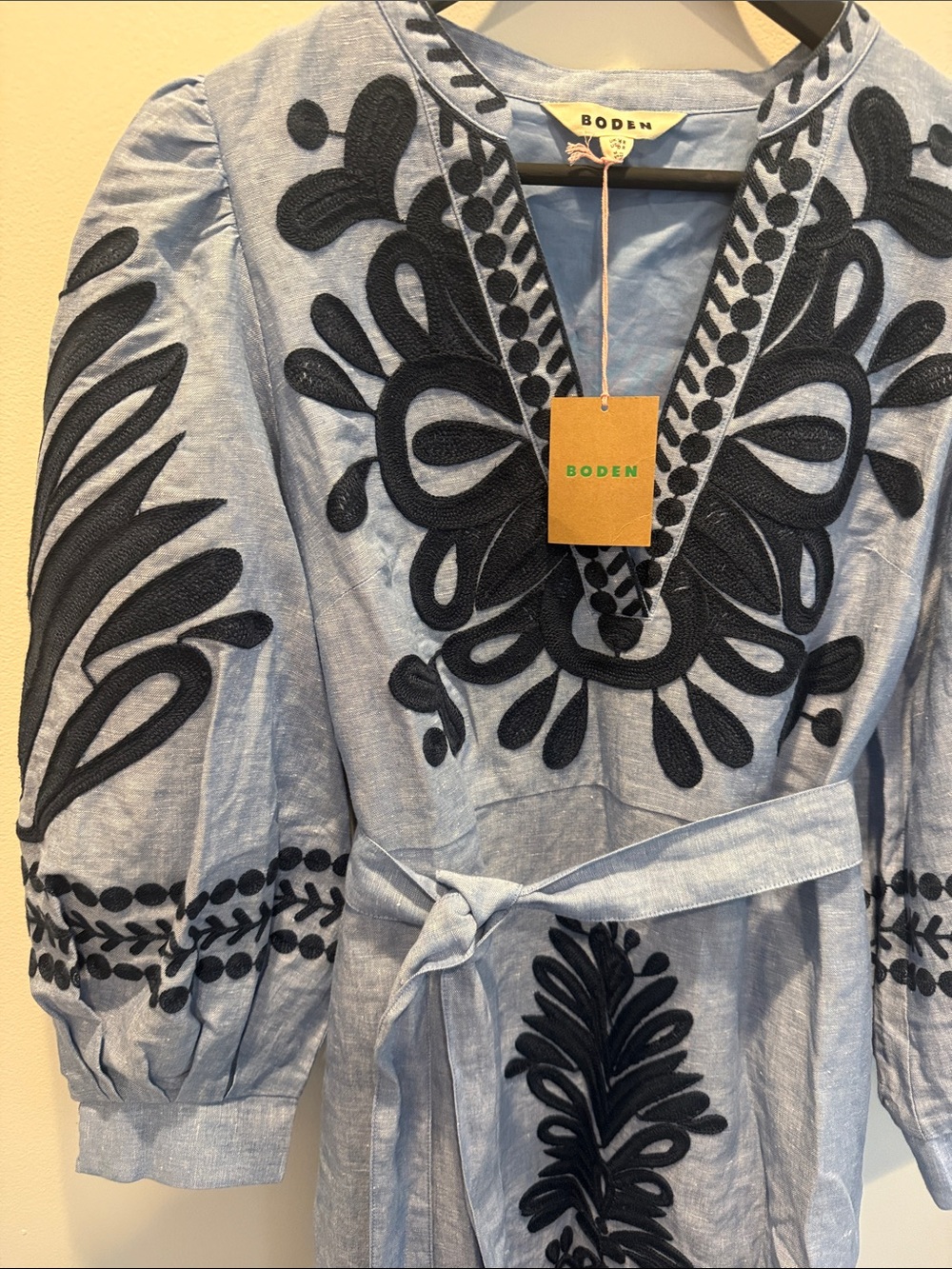 Boden Octavia linen blend Midi Dress with beautiful embroidery. - Picture 3 of 4